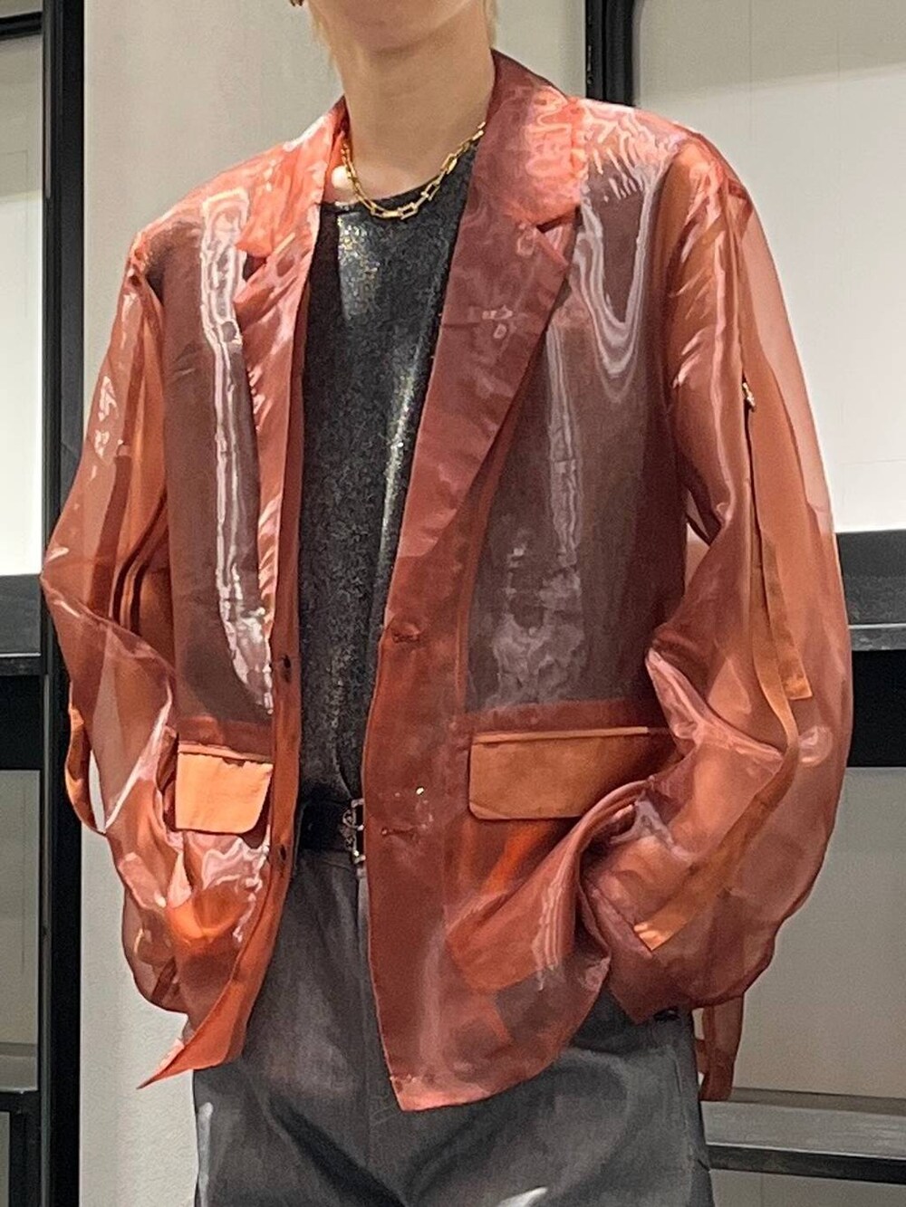 グレー系のデニムパンツ、ブラック系のローファー、オレンジ系のテーラードジャケットを着用したメンズの夏コーディネートの2枚目の写真