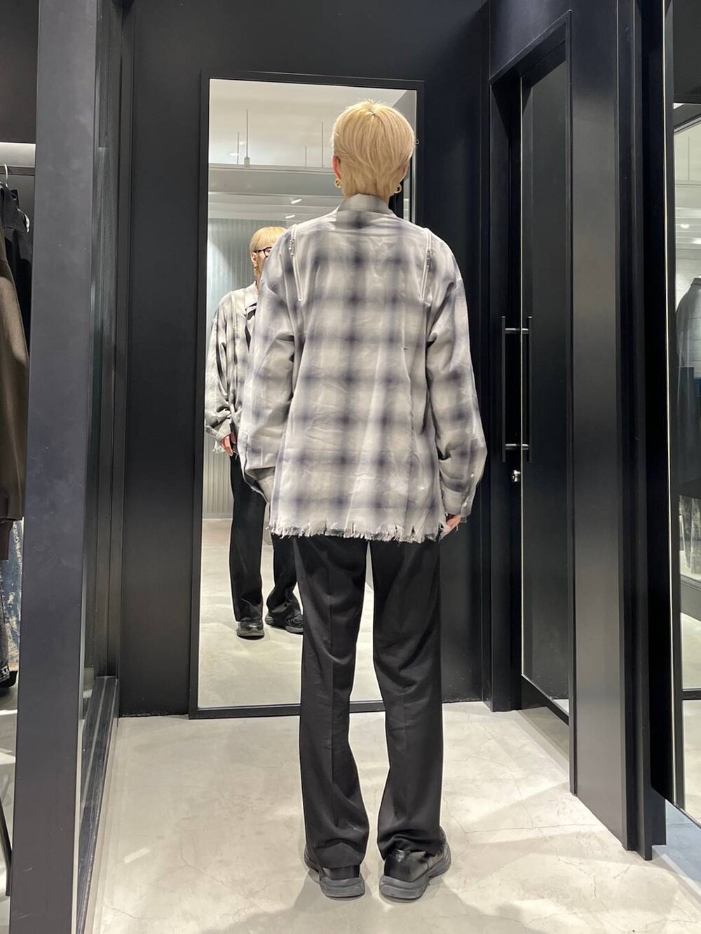 ブラック系のスラックス、ホワイト系のシャツ/ブラウス、ブラック系のベルトを着用したメンズの春コーディネートの4枚目の写真