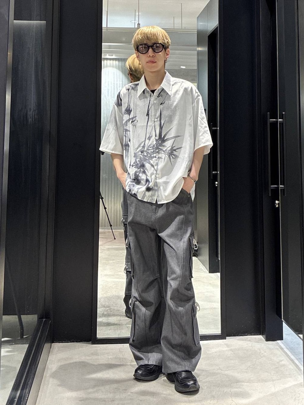 グレー系のデニムパンツ、ホワイト系のシャツ/ブラウスを着用したメンズの春コーディネートの2枚目の写真
