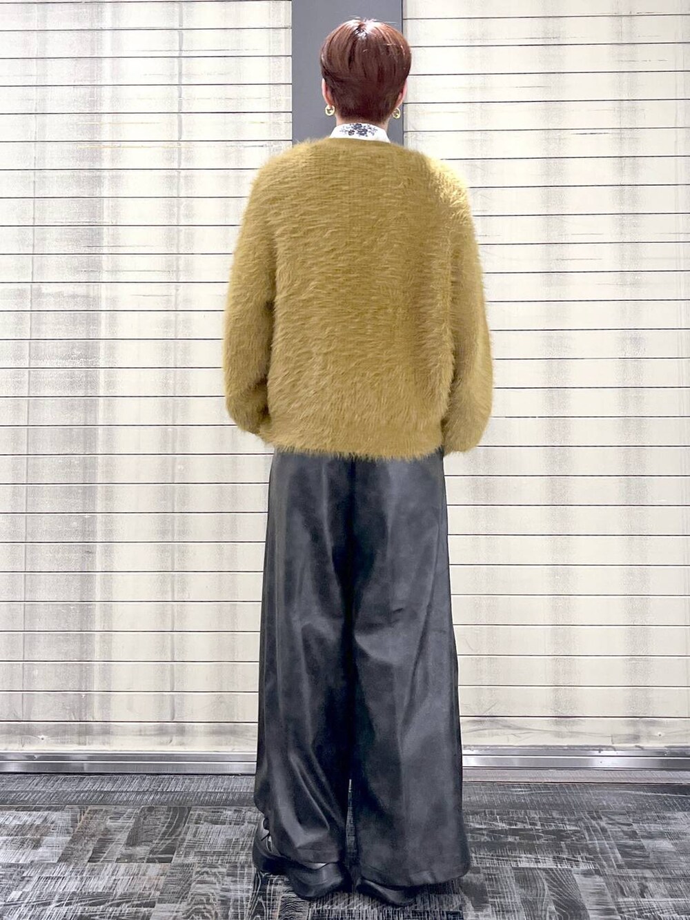 ホワイト系のシャツ/ブラウス、シルバー系のスニーカー、ブラック系のその他パンツを着用したメンズの秋コーディネートの4枚目の写真