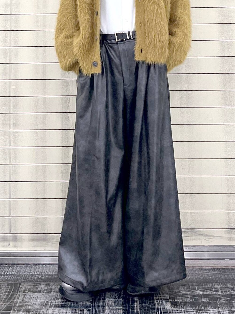 ホワイト系のシャツ/ブラウス、シルバー系のスニーカー、ブラック系のその他パンツを着用したメンズの秋コーディネートの3枚目の写真