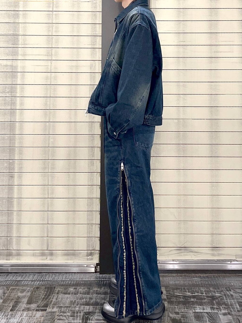 グレー系のシャツ/ブラウス、ブルー系のデニムパンツ、シルバー系のスニーカーを着用したメンズの秋コーディネートの4枚目の写真