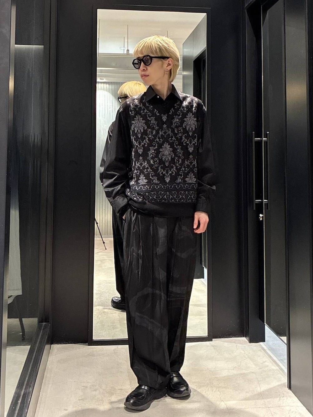 グレー系のその他パンツ、ブラック系のシャツ/ブラウス、ブラック系のベストを着用したメンズの春コーディネートの2枚目の写真