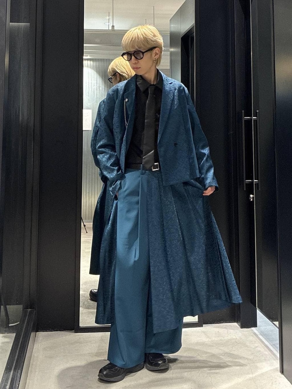 ブラック系のシャツ/ブラウス、グリーン系のその他パンツ、グリーン系のテーラードジャケットを着用したメンズの春コーディネートの2枚目の写真