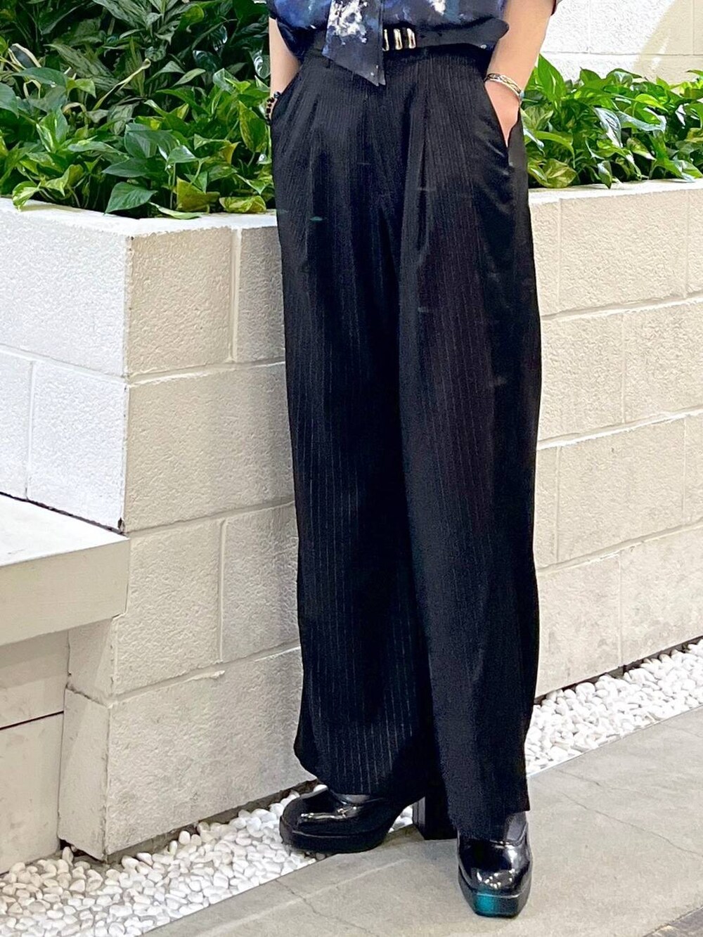 ブラック系のドレスシューズ、ブラック系のその他パンツ、ブルー系のシャツ/ブラウスを着用したメンズの夏コーディネートの3枚目の写真