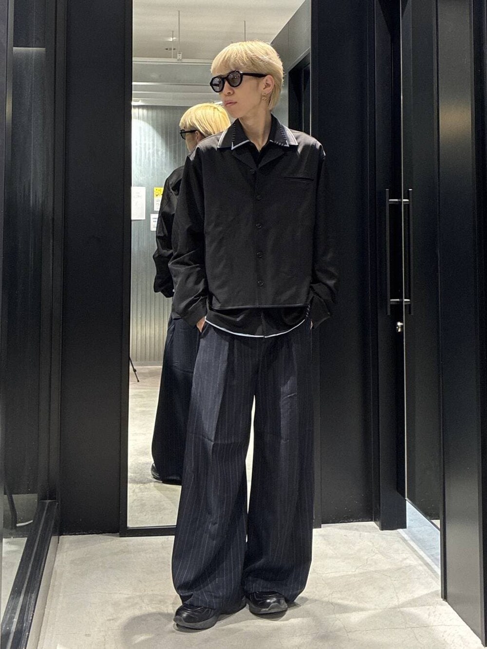 ブルー系のスラックス、ブラック系のシャツ/ブラウス、ブラック系のシャツ/ブラウスを着用したメンズの春コーディネートの2枚目の写真