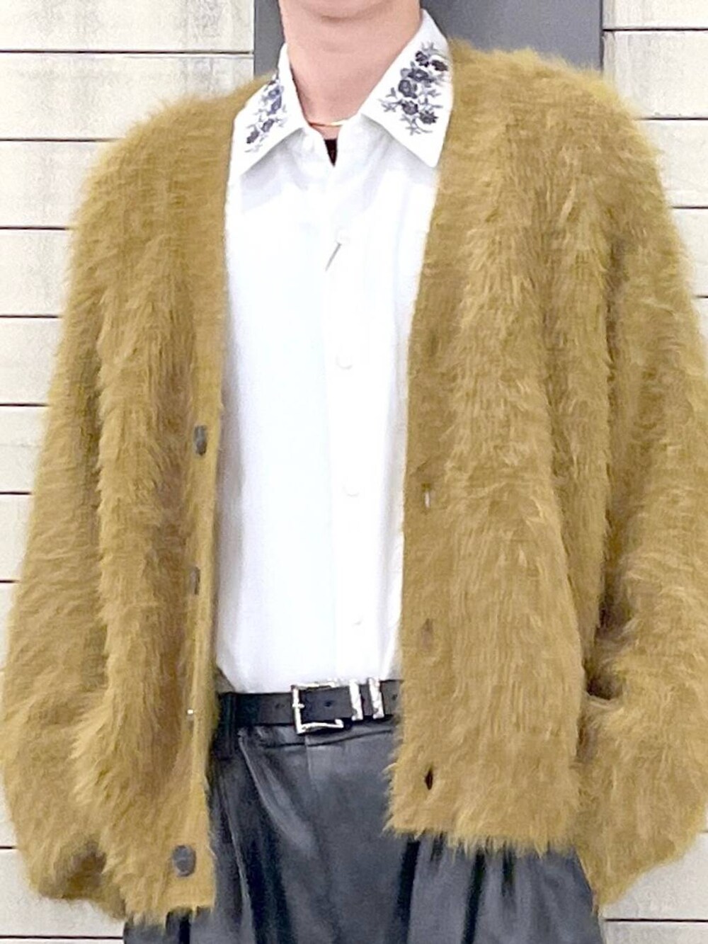 ホワイト系のシャツ/ブラウス、シルバー系のスニーカー、ブラック系のその他パンツを着用したメンズの秋コーディネートの2枚目の写真