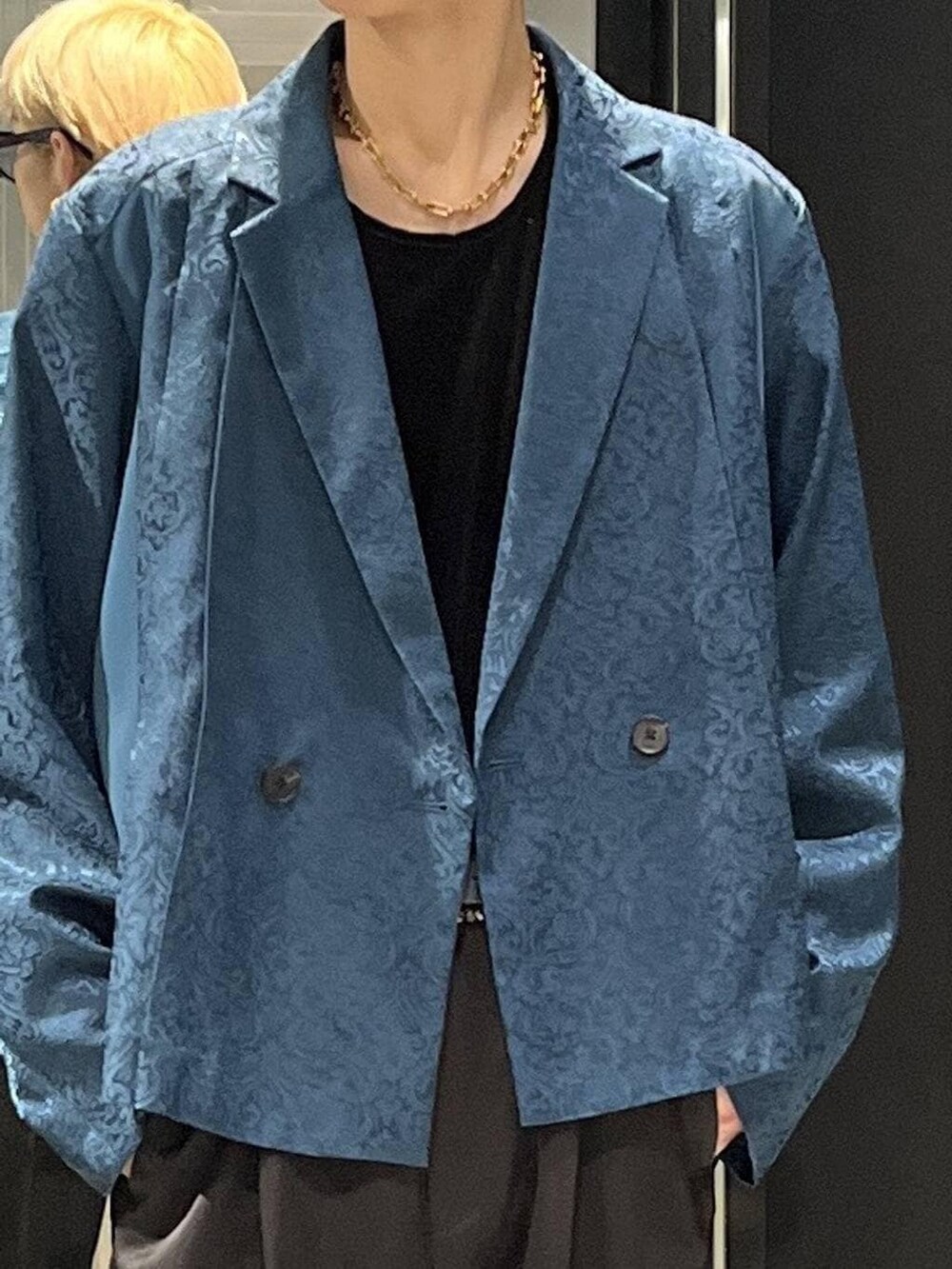 ブラック系のスラックス、グリーン系のテーラードジャケット、ブラック系のベルトを着用したメンズの春コーディネートの4枚目の写真