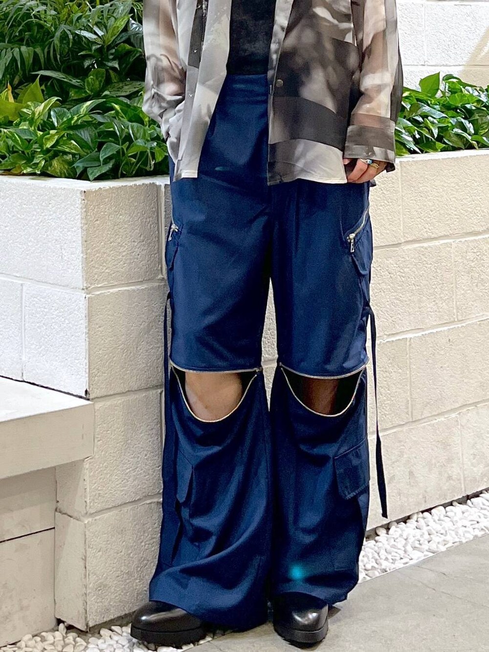 ブルー系のカーゴパンツ、グレー系のTシャツ/カットソー、ブラック系のドレスシューズを着用したメンズの夏コーディネートの3枚目の写真