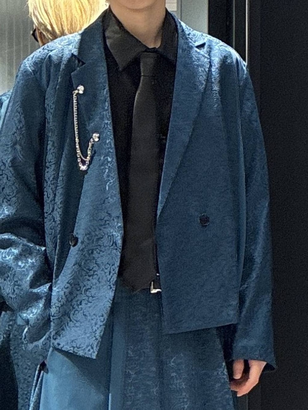 ブラック系のシャツ/ブラウス、グリーン系のその他パンツ、グリーン系のテーラードジャケットを着用したメンズの春コーディネートの4枚目の写真