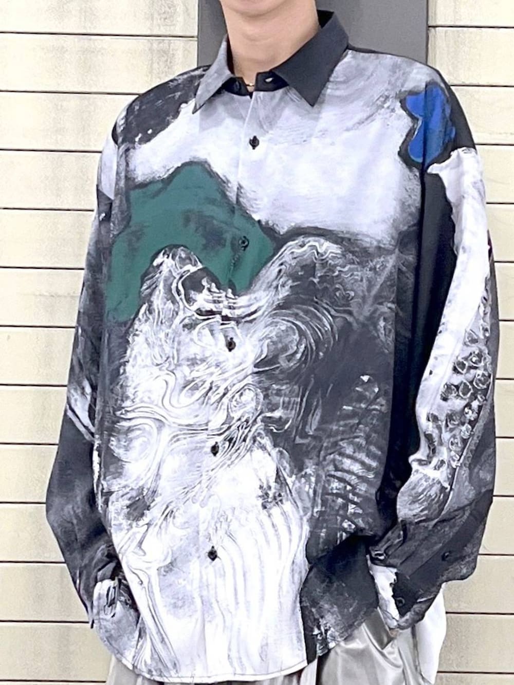 シルバー系のスラックス、シルバー系のスニーカー、ブラック系のシャツ/ブラウスを着用したメンズの秋コーディネートの3枚目の写真