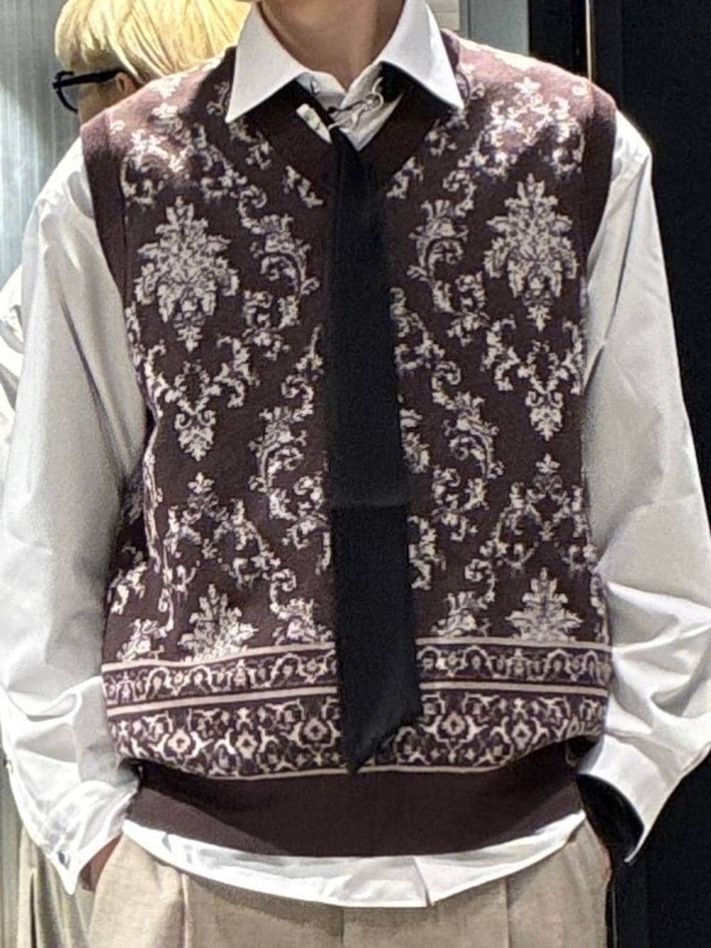 ベージュ系のスラックス、ホワイト系のシャツ/ブラウス、ブラウン系のベストを着用したメンズの春コーディネートの3枚目の写真