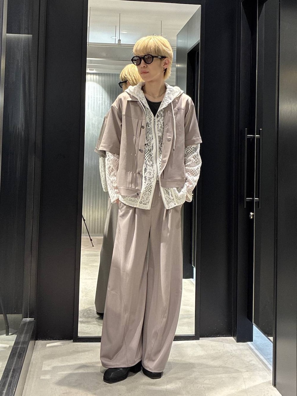 ブラック系のサンダル、グレー系のスラックス、パープル系のシャツ/ブラウスを着用したメンズの春コーディネートの2枚目の写真