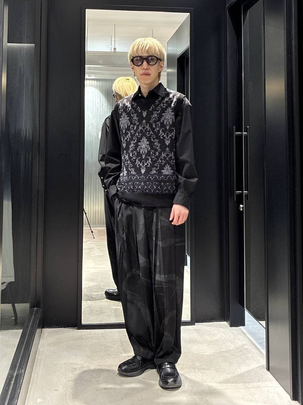 グレー系のその他パンツ、ブラック系のシャツ/ブラウス、ブラック系のベストを着用したメンズの春コーディネートの3枚目の写真