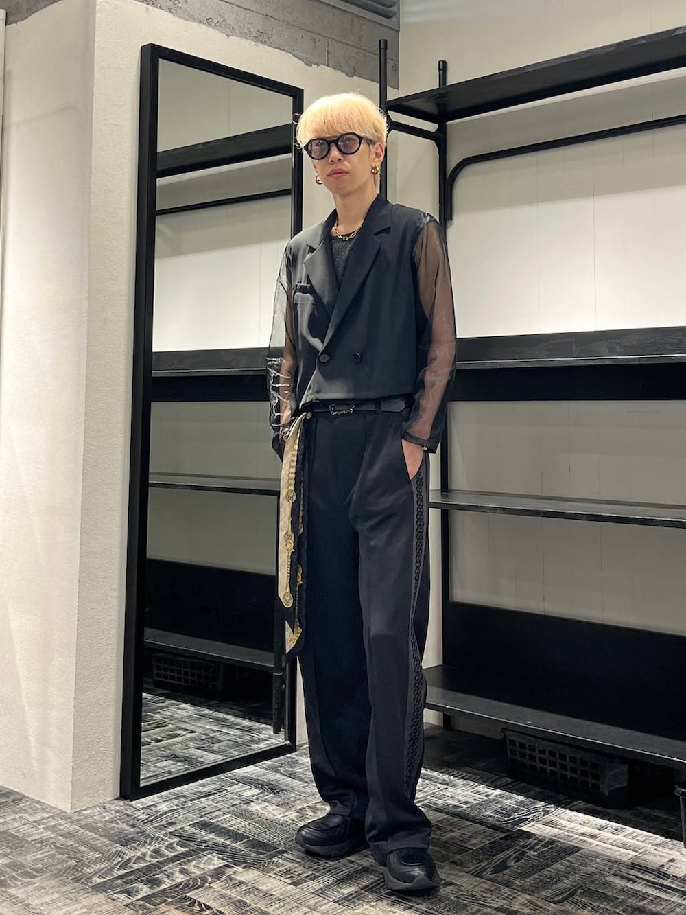 「HARE、きれいめ、韓国系、モード、シャツ」｜「HAREのスニーファー(HARE)（ローファー、ブラック系）」を使った、てんまさん（メンズ・178cm）の夏コーディネートの2枚目の写真