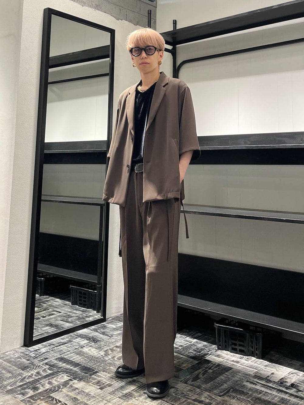 ブラウン系のスラックス、ブラック系のドレスシューズ、ブラウン系のテーラードジャケットを着用したメンズの夏コーディネートの2枚目の写真