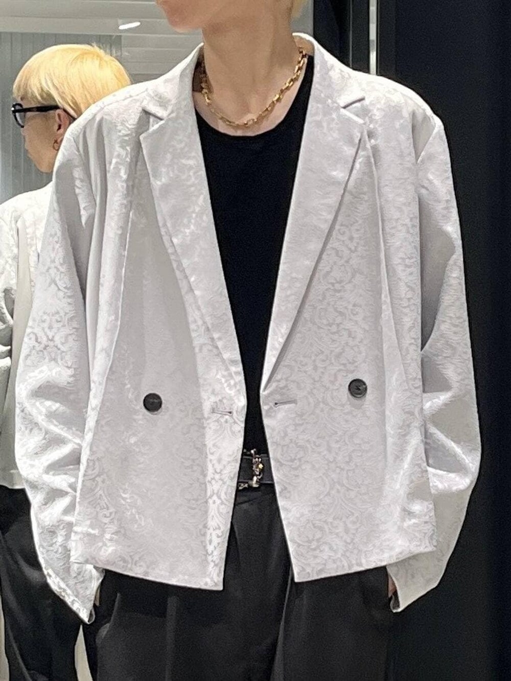 ブラック系のスラックス、グレー系のテーラードジャケット、ブラック系のベルトを着用したメンズの春コーディネートの2枚目の写真