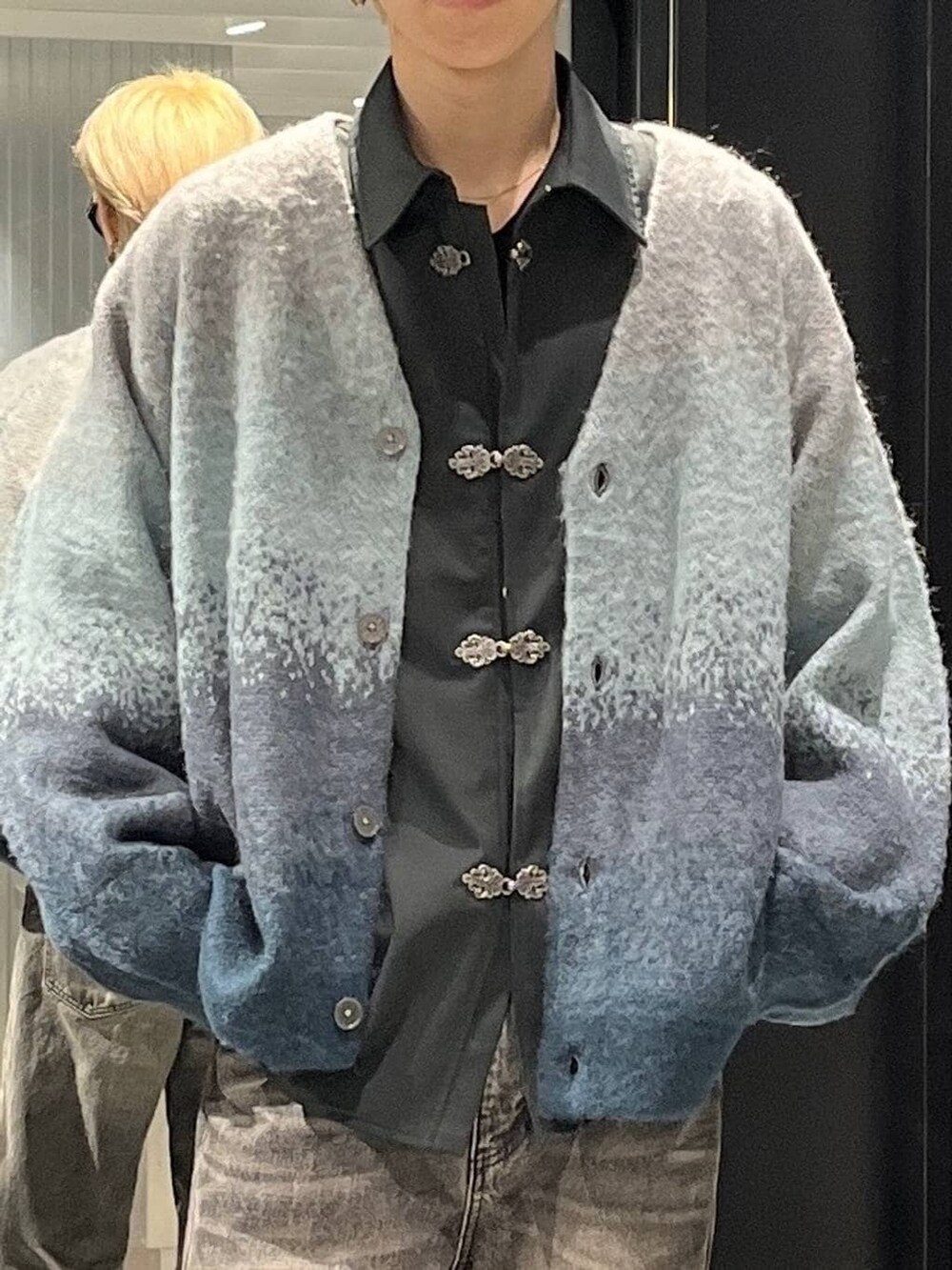 グリーン系のカーディガン/ボレロ、ブラウン系のデニムパンツを着用したメンズの冬コーディネートの3枚目の写真