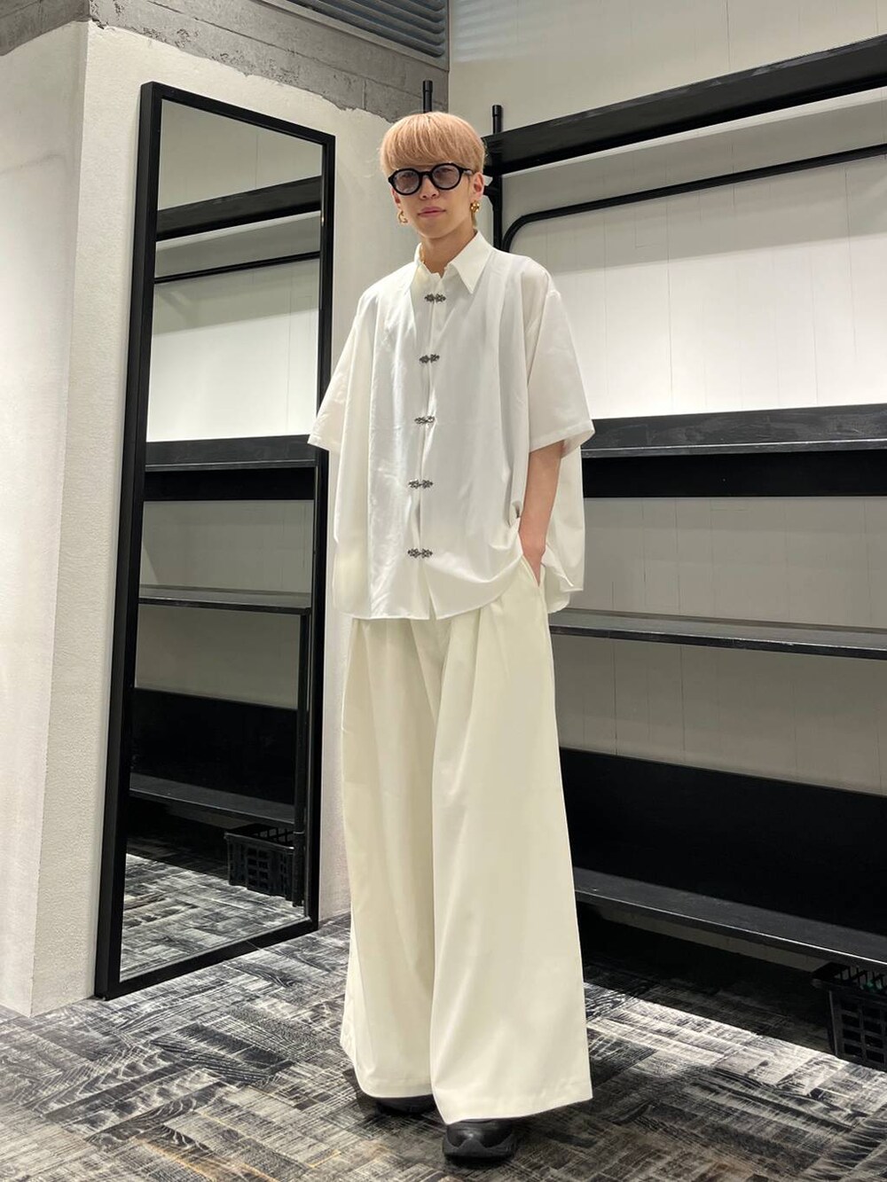「きれいめ、韓国系、モード、シャツ、HARE」｜「HAREの【SET UP対応】DABOルーズワイドパンツ(HARE)（スラックス、ホワイト系）」を使った、てんまさん（メンズ・181cm）の夏コーディネートの2枚目の写真