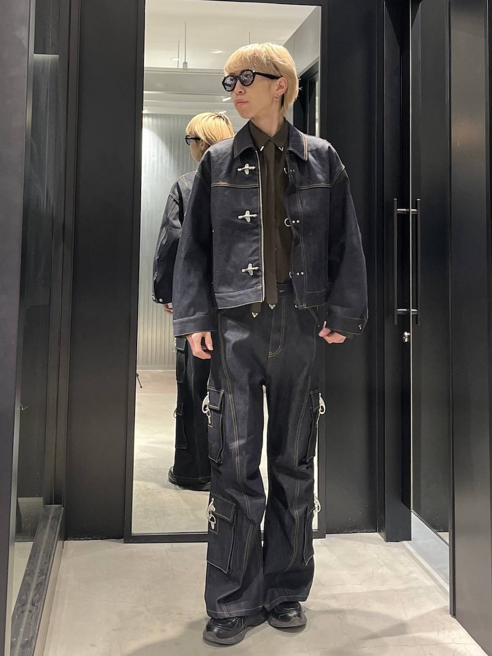 ブルー系のデニムジャケット、ブルー系のデニムパンツ、ブラウン系のシャツ/ブラウスを着用したメンズの冬コーディネートの2枚目の写真