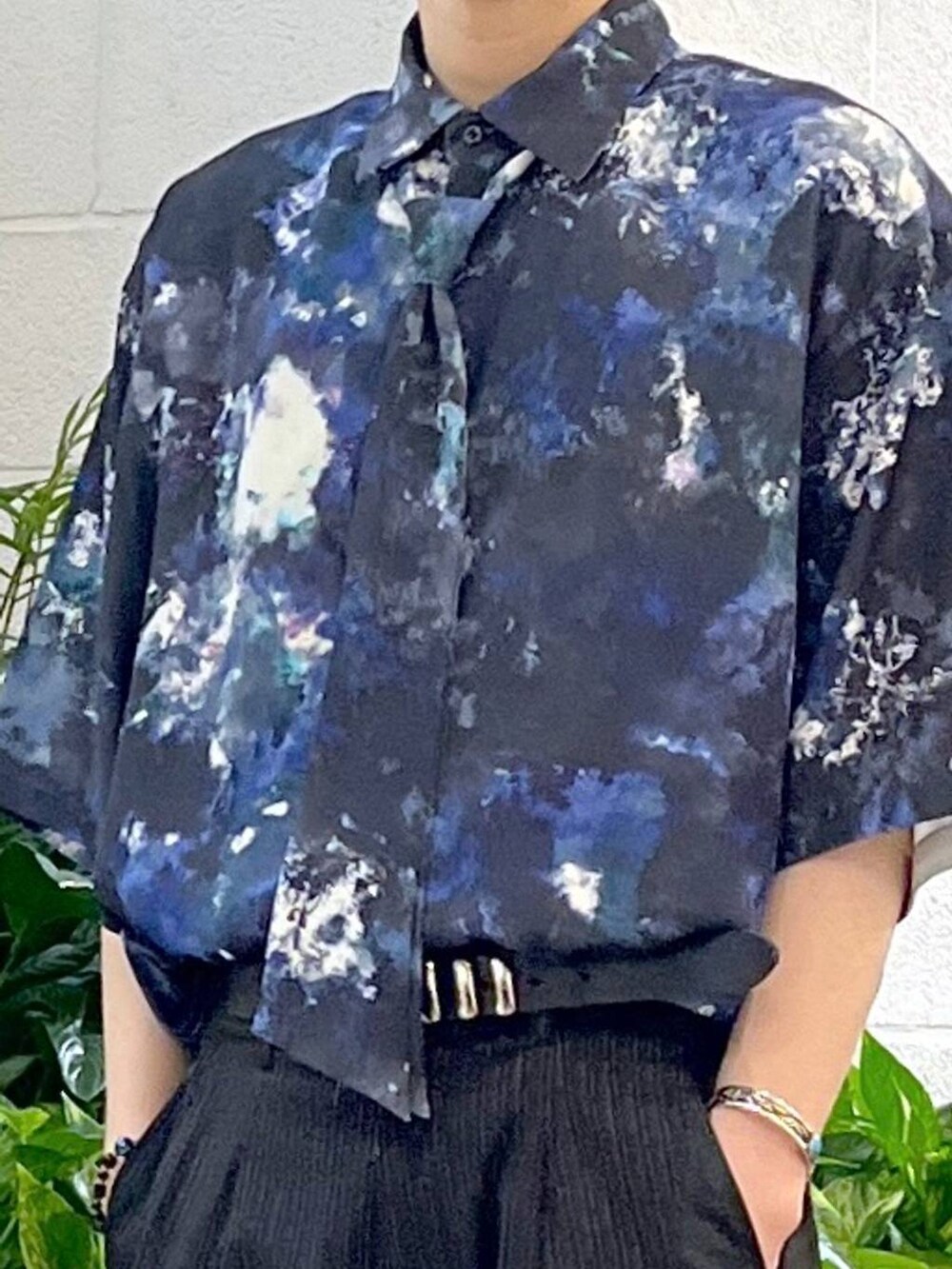 ブラック系のドレスシューズ、ブラック系のその他パンツ、ブルー系のシャツ/ブラウスを着用したメンズの夏コーディネートの2枚目の写真