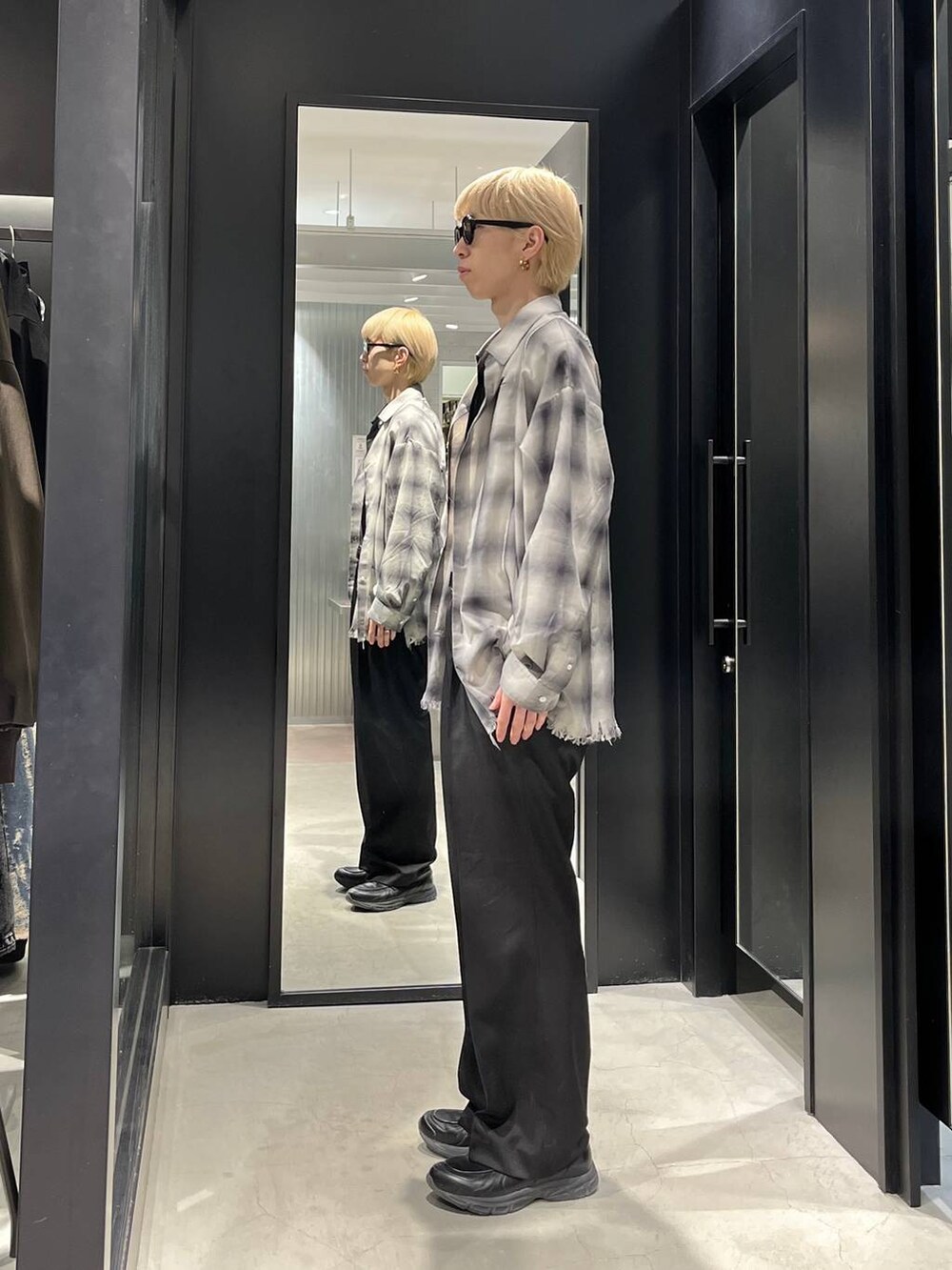 ブラック系のスラックス、ホワイト系のシャツ/ブラウス、ブラック系のベルトを着用したメンズの春コーディネートの3枚目の写真