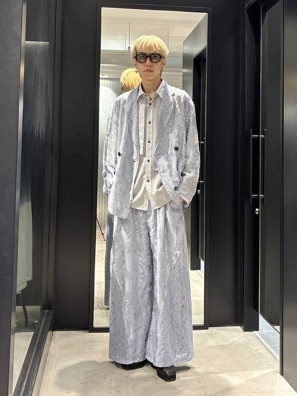 グレー系のシャツ/ブラウス、ブラック系のサンダル、ブルー系のテーラードジャケットを着用したメンズの春コーディネートの2枚目の写真