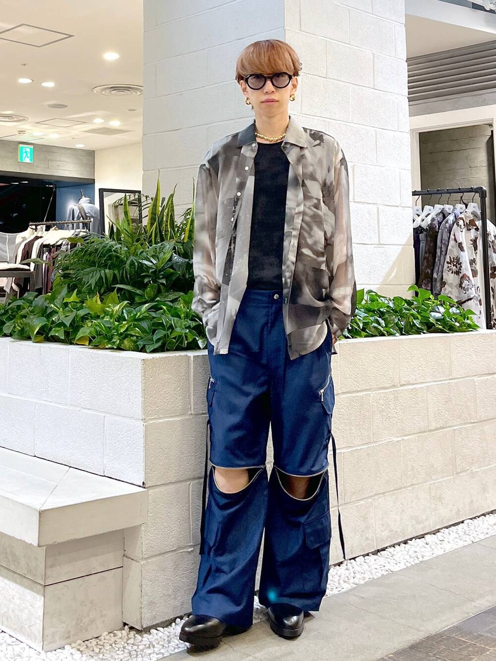 ブルー系のカーゴパンツ、グレー系のTシャツ/カットソー、ブラック系のドレスシューズを着用したメンズの夏コーディネートの4枚目の写真