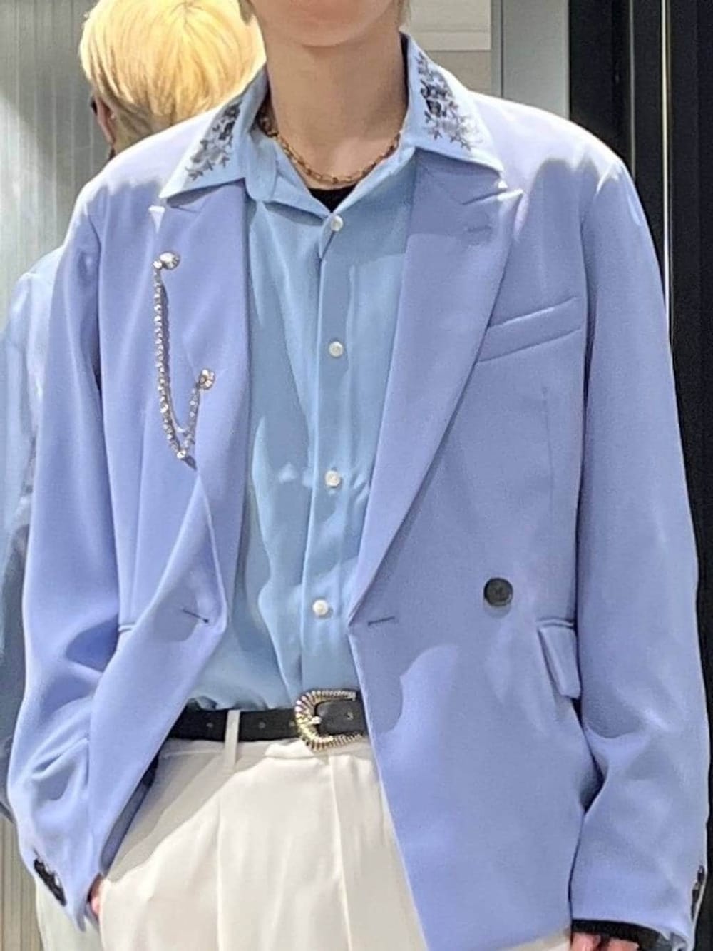 ホワイト系のスラックス、ブルー系のテーラードジャケット、ブルー系のシャツ/ブラウスを着用したメンズの春コーディネートの4枚目の写真