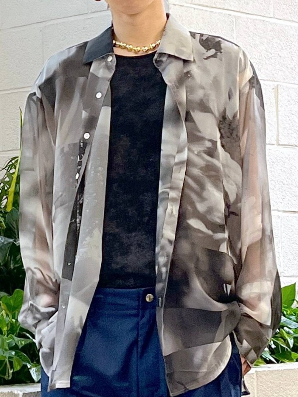 ブルー系のカーゴパンツ、グレー系のTシャツ/カットソー、ブラック系のドレスシューズを着用したメンズの夏コーディネートの2枚目の写真