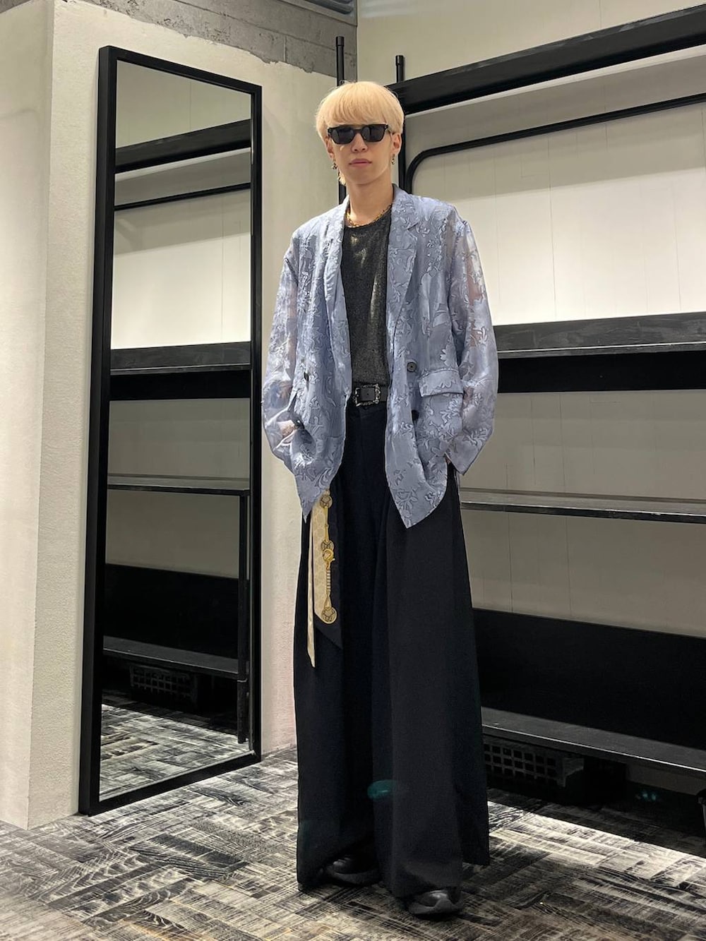 「きれいめ、韓国系、モード、シャツ、HARE」｜「HAREの【SET UP対応】DABOルーズワイドパンツ(HARE)（スラックス、ブラック系）」を使った、てんまさん（メンズ・178cm）の夏コーディネートの2枚目の写真