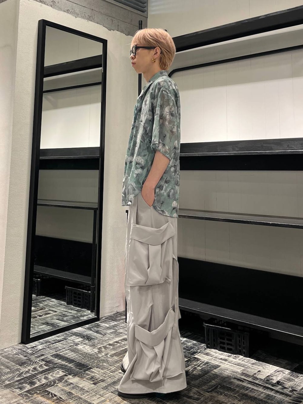 ブラック系のドレスシューズ、グレー系のカーゴパンツ、グリーン系のシャツ/ブラウスを着用したメンズの夏コーディネートの2枚目の写真