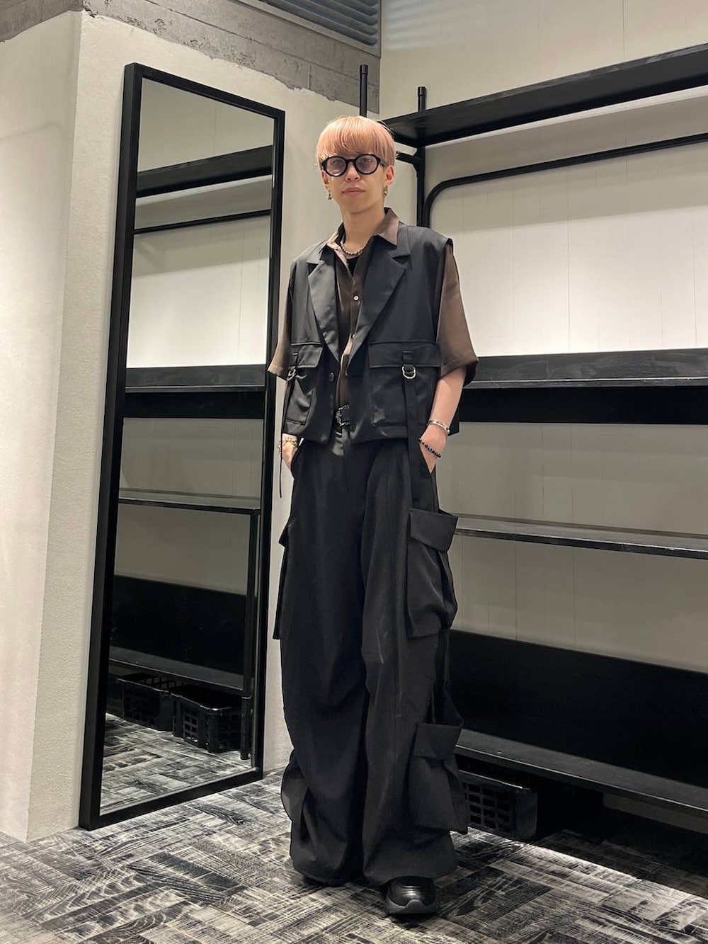 「シャツ、きれいめ、韓国系、モード、HARE」｜「HAREの【SET UP対応 イージーケア】TOROMIシャツSS（シャツ/ブラウス、ブラウン系）」を使った、てんまさん（メンズ・181cm）の夏コーディネートの2枚目の写真