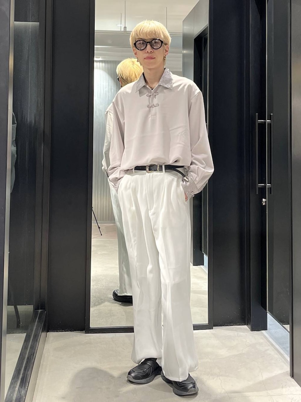 ホワイト系のスラックス、ホワイト系のブルゾン、グレー系のシャツ/ブラウスを着用したメンズの春コーディネートの3枚目の写真