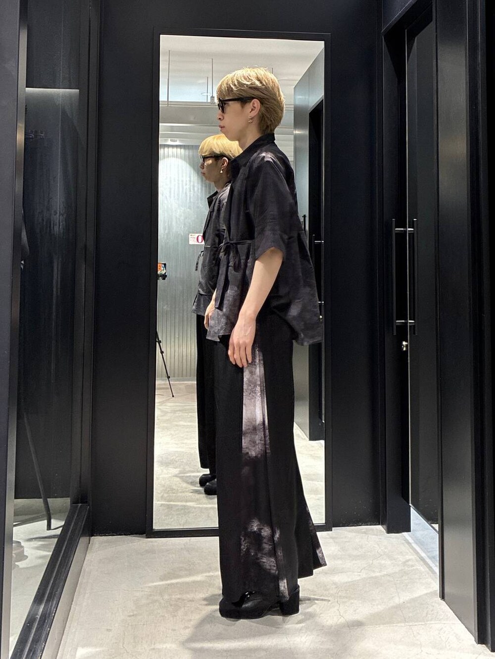 ブラック系のサンダル、ブラック系のスラックス、グレー系のシャツ/ブラウスを着用したメンズの夏コーディネートの2枚目の写真