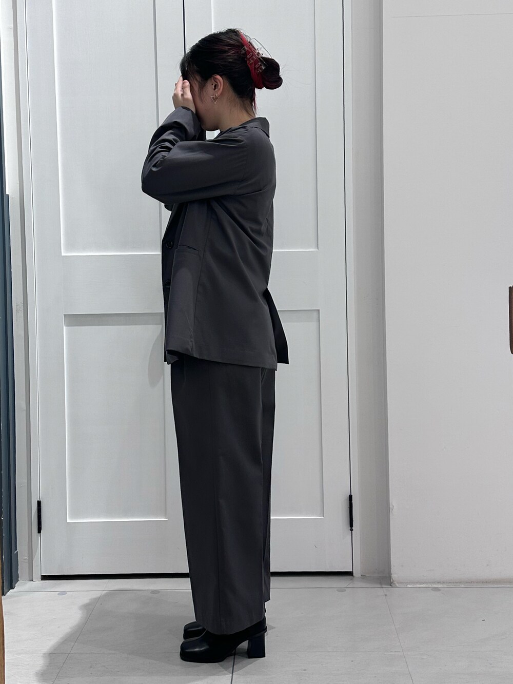 グレー系のノーカラージャケット、グレー系のその他パンツ、ブラック系のパンプスを着用したレディースの春コーディネートの3枚目の写真