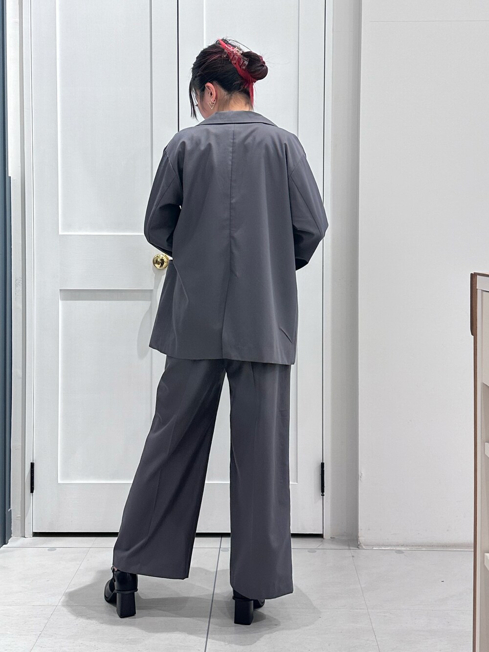 グレー系のノーカラージャケット、グレー系のその他パンツ、ブラック系のパンプスを着用したレディースの春コーディネートの2枚目の写真