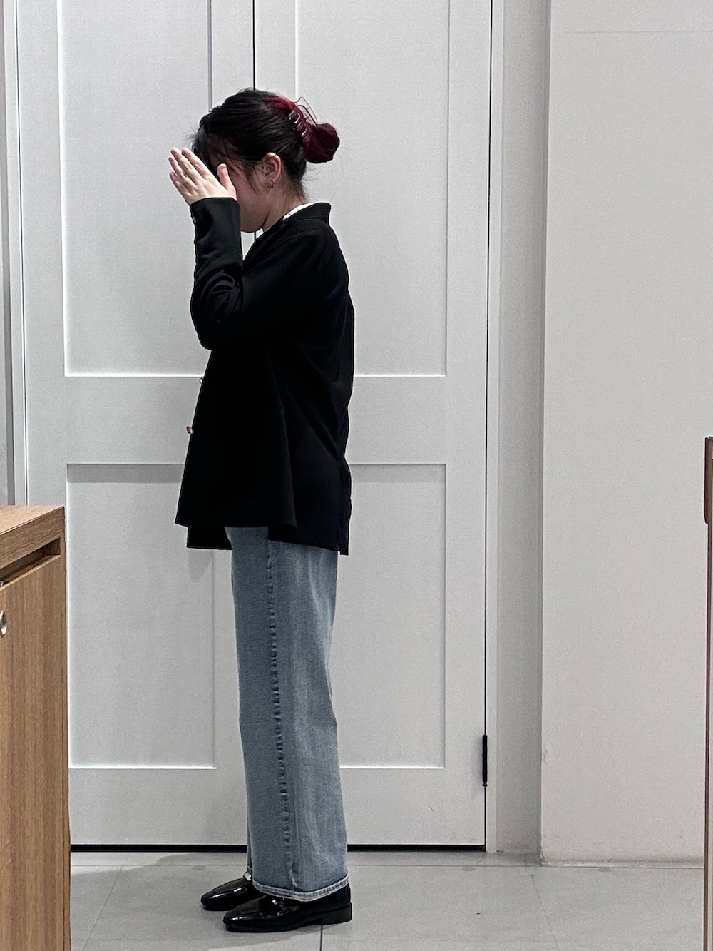 「カジュアルコーデ、春服、ファッションを楽しもう、シンプル、オトナ女子、ジャケットスタイル、大人コーデ、羽織り、お出かけコーデ、テチチ(Te chichi)、ブラウス、デニム、デニムパンツ、大人トレンドカジュアル」｜「Te chichiの【セレモニーアイテム】金釦ダブルブレストテーラードジャケット（セットアップ可）（ノーカラージャケット、ブラック系）」を使った、ちゃーままさん（レディース・166cm）の春コーディネートの3枚目の写真