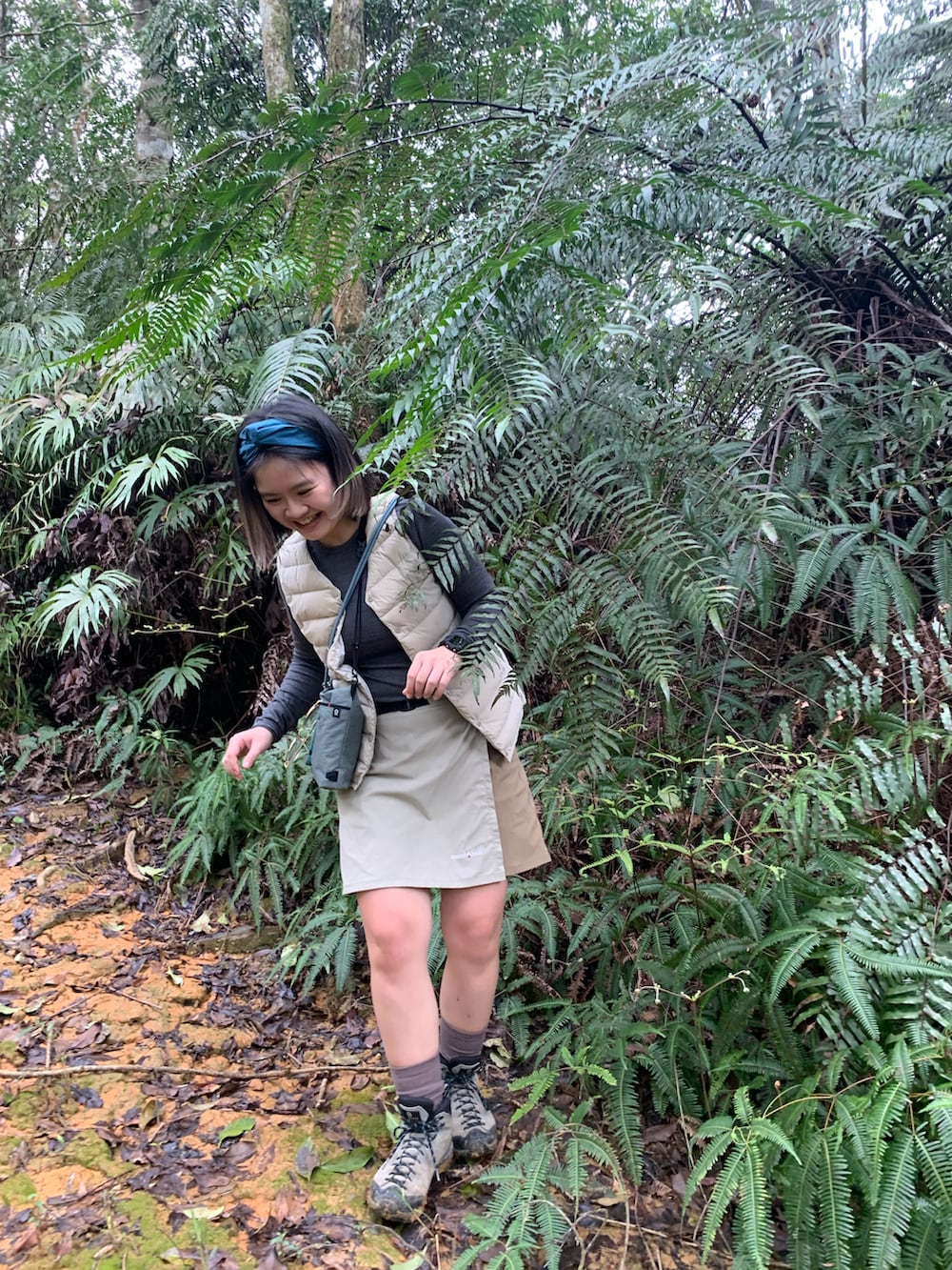 ベージュ系のスカート、ブルー系のその他シューズ、ブルー系のヘアバンドを着用したレディースの夏コーディネートの2枚目の写真