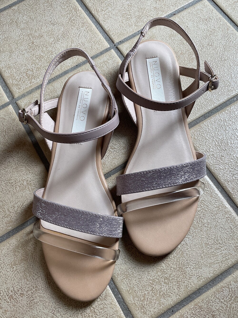 ブラック系のニット/セーター、ブラック系のカーディガン/ボレロ、ベージュ系のその他パンツを着用したレディースの夏コーディネートの3枚目の写真