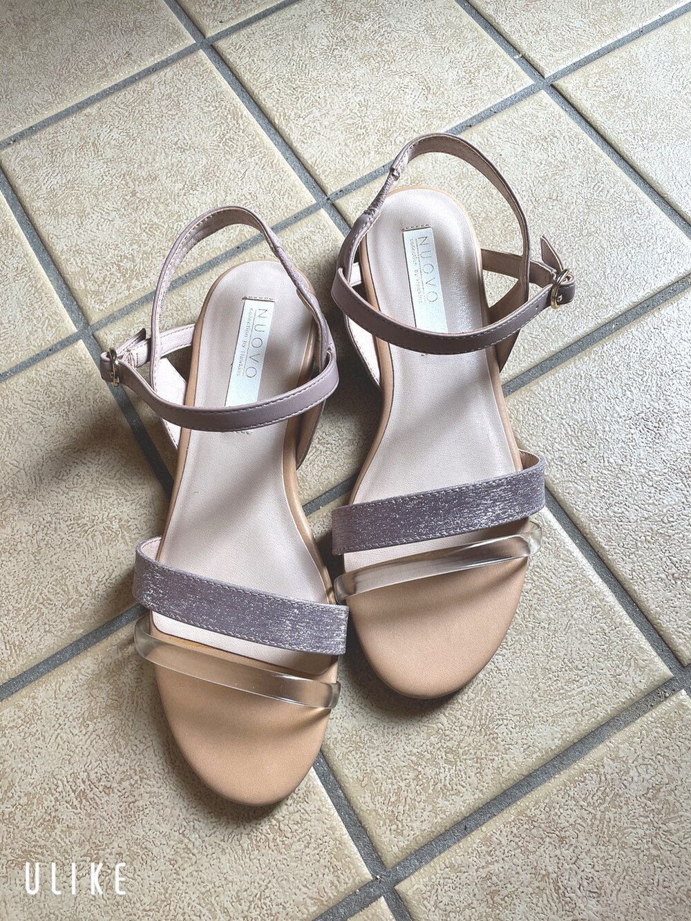 グリーン系のニット/セーター、ホワイト系のカーディガン/ボレロを着用したレディースの夏コーディネートの3枚目の写真