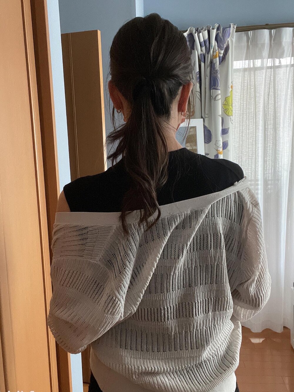 ブラック系のニット/セーター、ベージュ系のカーディガン/ボレロを着用したレディースの夏コーディネートの3枚目の写真