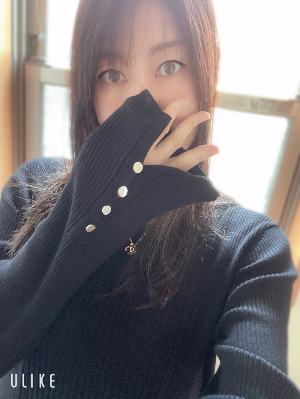 ブラック系のニット/セーター、ホワイト系のスカート、グレー系のトートバッグを着用したレディースの秋コーディネートの3枚目の写真