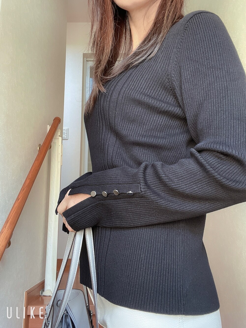 ブラック系のニット/セーター、ホワイト系のスカート、グレー系のトートバッグを着用したレディースの秋コーディネートの2枚目の写真