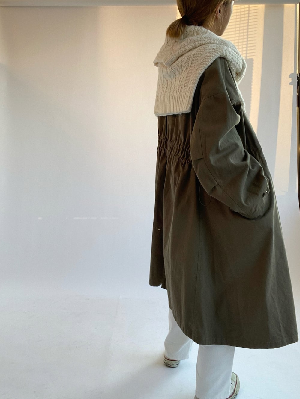 グリーン系のモッズコート、ホワイト系のニット/セーター、ホワイト系のニット/セーターを着用したレディースの秋コーディネートの3枚目の写真