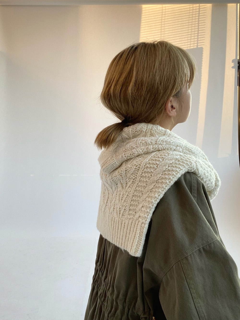 グリーン系のモッズコート、ホワイト系のニット/セーター、ホワイト系のニット/セーターを着用したレディースの秋コーディネートの4枚目の写真