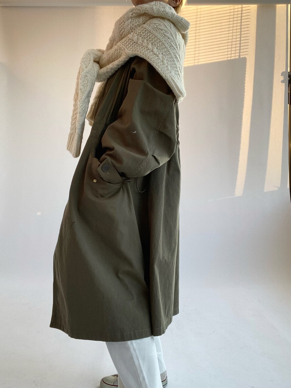 グリーン系のモッズコート、ホワイト系のニット/セーター、ホワイト系のニット/セーターを着用したレディースの秋コーディネートの2枚目の写真