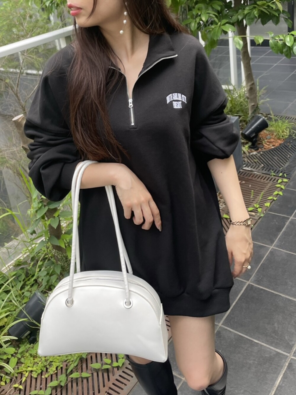 ホワイト系のトートバッグ、ブラック系のスウェットを着用したレディースの夏コーディネートの2枚目の写真