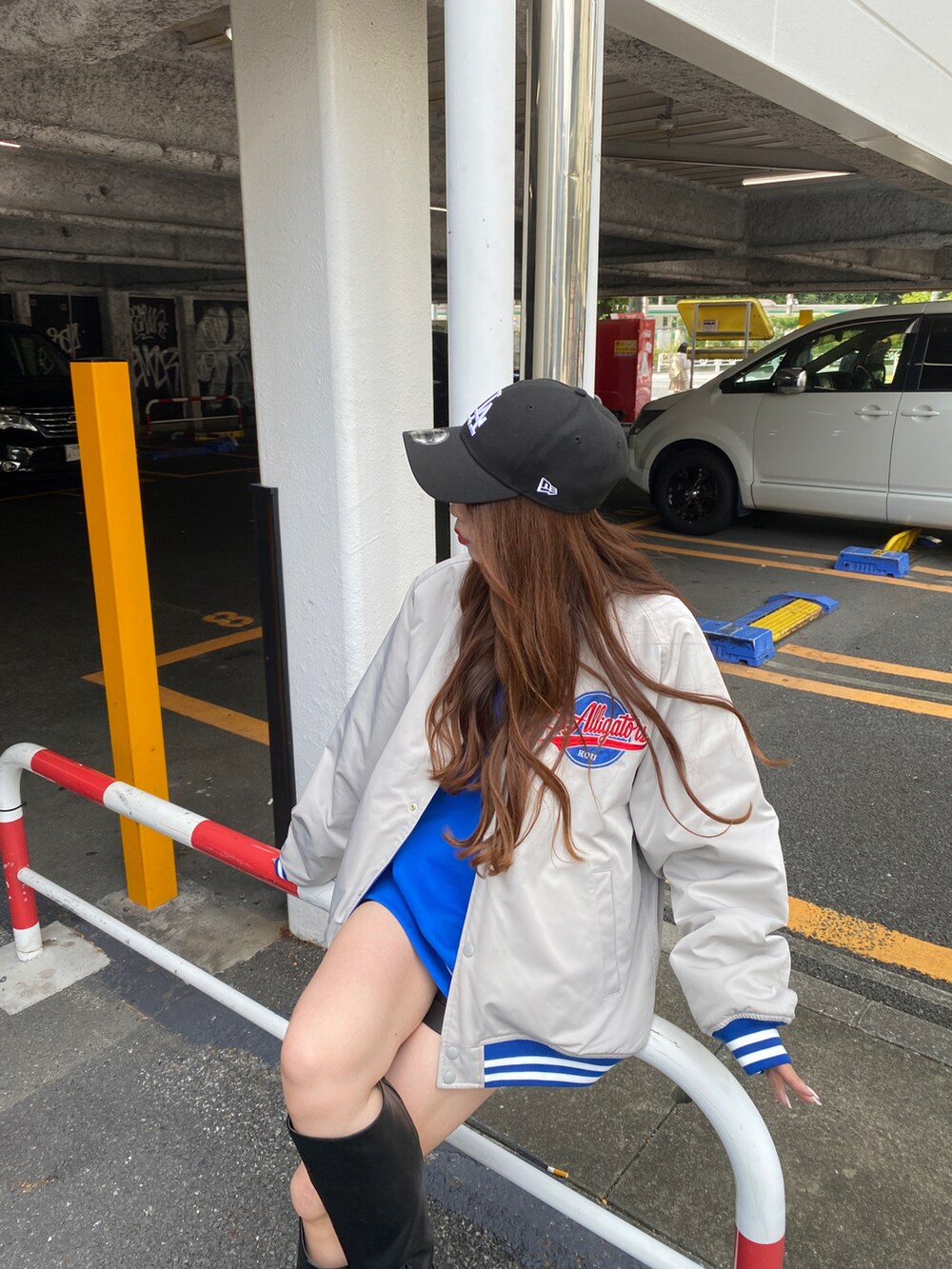 グレー系のスタジャン、ブラック系のその他パンツ、ブラック系のブーツを着用したレディースの秋コーディネートの2枚目の写真
