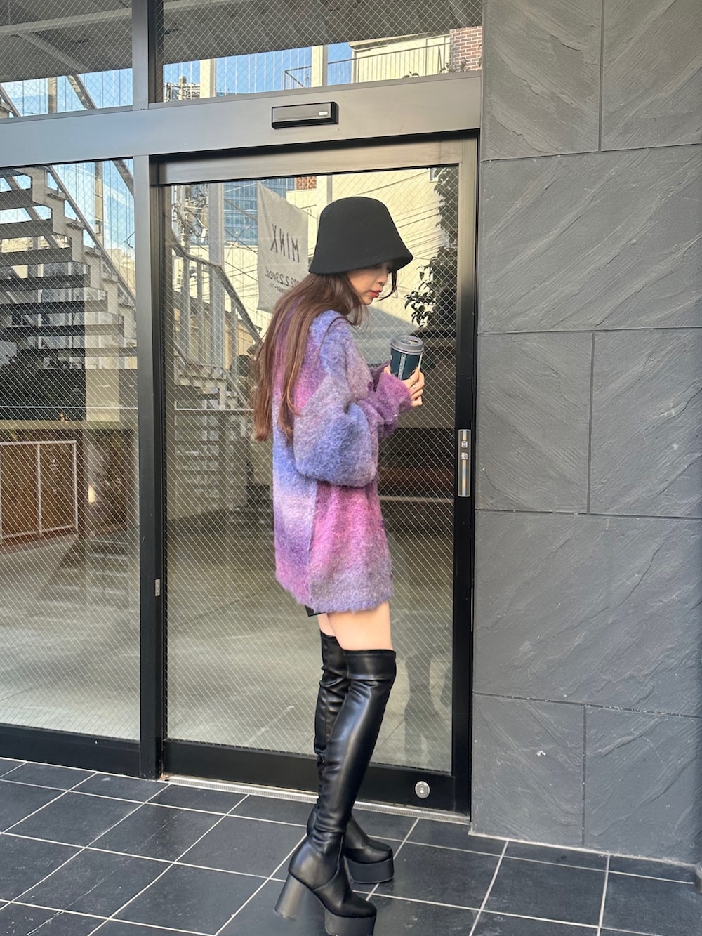 その他のカーディガン/ボレロ、ブラック系のブーツ、ベージュ系のハットを着用したレディースの冬コーディネートの3枚目の写真